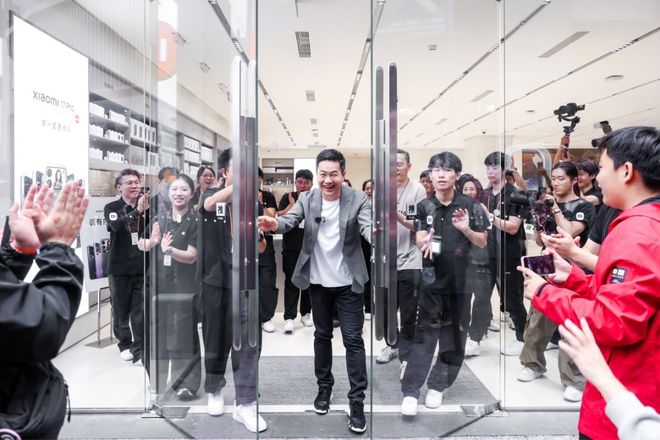 发机器人项目;国内发布「脑机接口标准」 极客早知道小米17开售5分钟破国产机销售纪录;Meta 研(图4) 发机器人项目;国内发布「脑机接口标准」 极客早知道小米17开售5分钟破国产机销售纪录;Meta 研(图4)